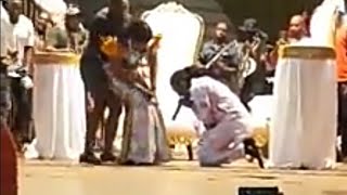 Azaya fait une demande en mariage à Djelikaba Bintou sur la scène du palais du peuple de Conakry