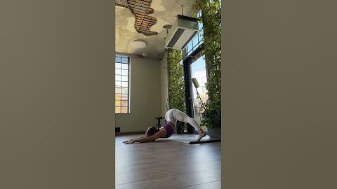 STRETCHING TIME #flexible #stretching #motivation #flexibility #middlesplits