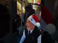 Водитель автобуса в Бишкеке подарил школьникам новогоднее настроение в час пик