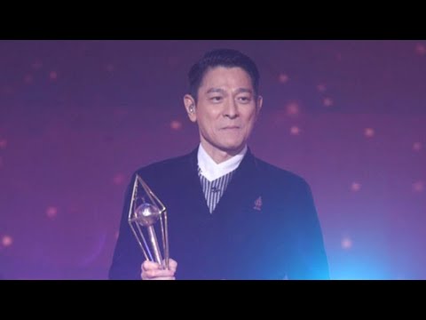 60岁刘德华现身金曲奖典礼！西服牛仔裤玩混搭，手捧奖杯紧抿嘴唇