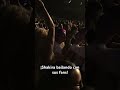 Shakira sorprende a sus fans al bajarse del escenario para bailar con ellos su canción Clandestino