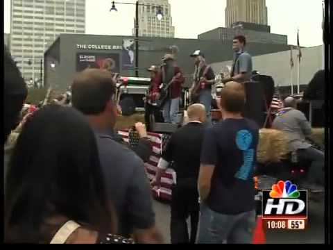 Foo Fighters sing to Westboro in counter-protest