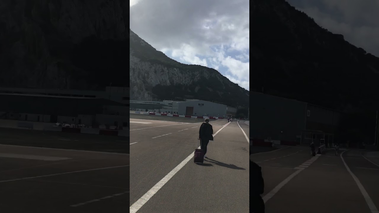 Gibraltar airport runway has main road crossing it to connect to Spanish border 