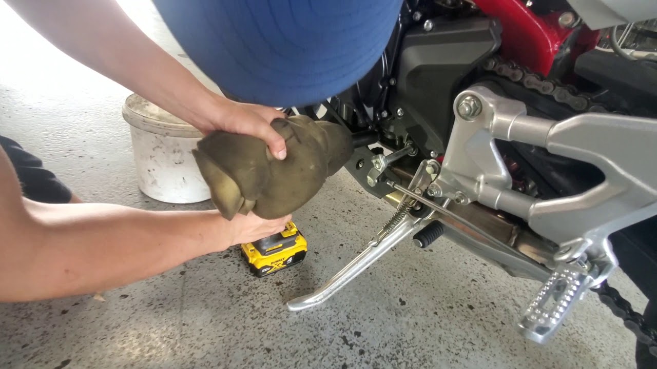 Oil change on motorcycle - YouTube