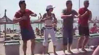 Mallorca Cowboys tanzen "Das rote Pferd" am Ballermann Mallorca Cowboys tanzen "Das rote Pferd" am Ballermann
