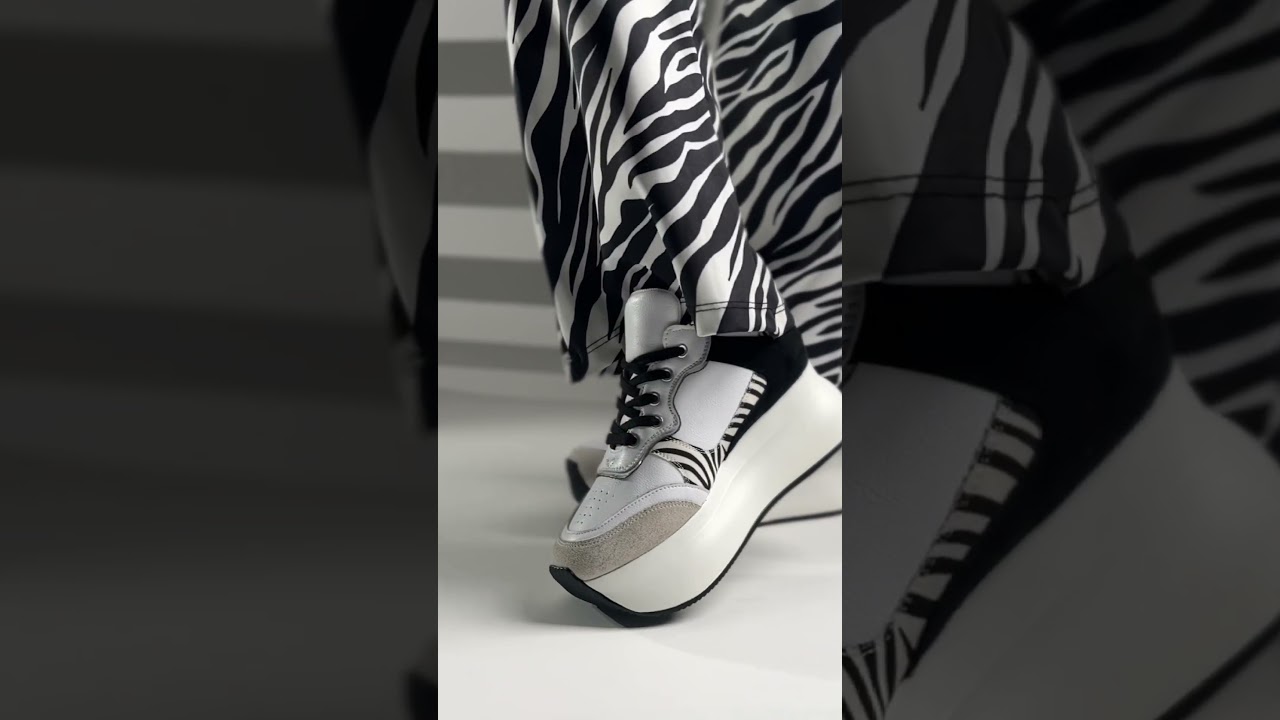 Pantofi sport dama cu talpa groasa negri cu print MOD10417 