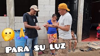 Jeremías y Elvia reciben miles de quetzales para su propia luz de su casa.