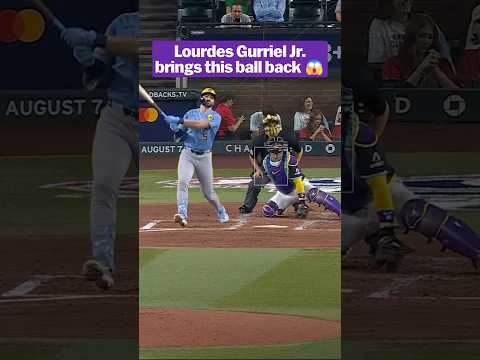 Lourdes Gurriel Jr. gets up to take away a home run 😱
