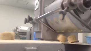 レンジで簡単　加熱済みコロッケ製造風景　有限会社まきば