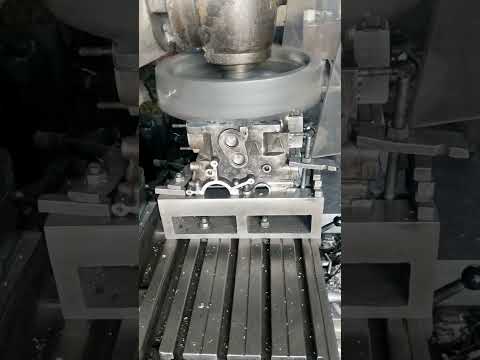 جلخ رأس محرك على الشفره سيارات ميكانيك 