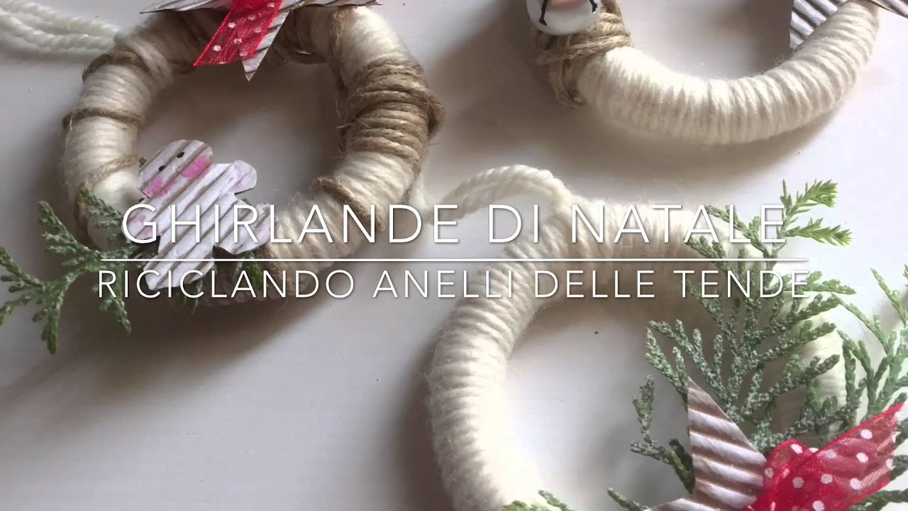 Ghirlande di natale fai da te riciclando anelli delle tende ... Idee creative per natale