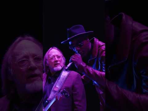 Stop children, what’s that sound @StephenStillsOfficial @AloeBlacc