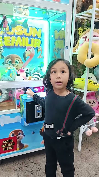 When Ara and Dedek Ask Papa to Play the Claw Machine. Can They Really Get the Doll as a Prize? 🧸🤷‍♂️