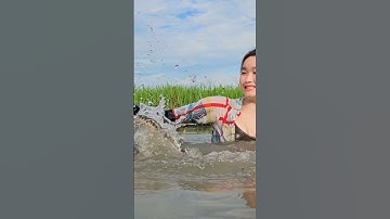 BẮT CON RẮN TRẦM MÌNH DƯỚI NƯỚC #shorts