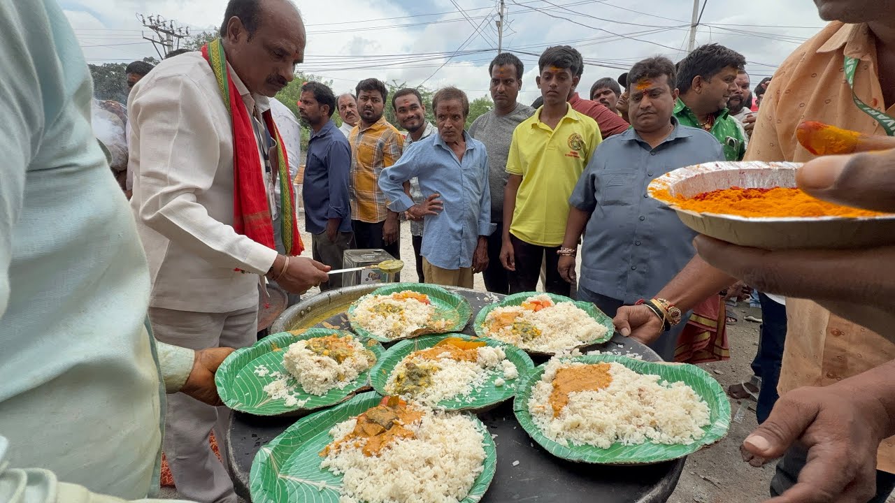 ఫలక్నామా శ్రీ శ్రీ మహాకాళి మాతా దేవాలయం అమావాస్య రోజున భక్తజనంతో అమ్మవారికి నైవేద్యం సమర్పించారు