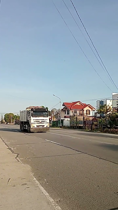 Aw aw ng aso ang Howo Dump truck #truckwhispererheavydutyvehicle #automobile #constructionvehicle