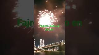 Fajrero-ludo okazas en amuz-boato en Busan en la lasta nokto de 2022 AOK. Hura!