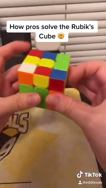 How Pros solve the Rubik’s Cube 😱