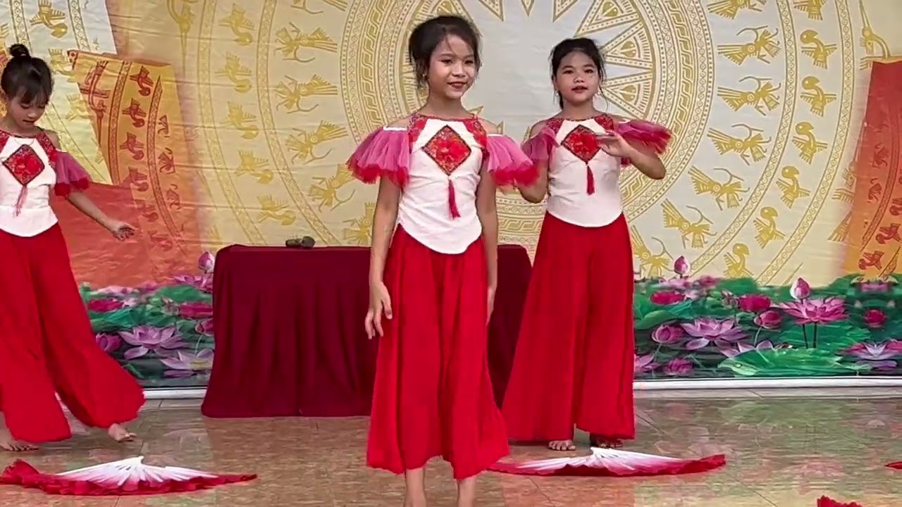 Chưa bao giờ mẹ kể   Múa 20 -10 lớp 4