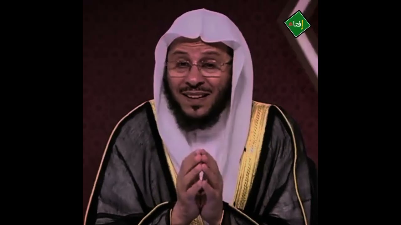 يقول أمه تخبر الناس بكل ما يجري في البيت وأثناء حديثه معاهاونصحها رفع صوته عليها فما الحكم ؟