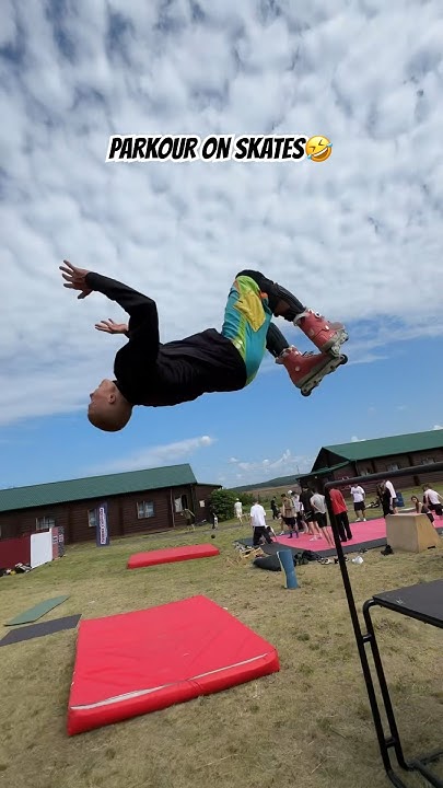 PARKOUR ON SKATES | ПАРКУР НА РОЛИКАХ #shorts #parkour #паркур - YouTube