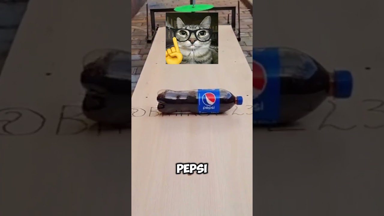 Бутылки против зеленого лезвия пилы 