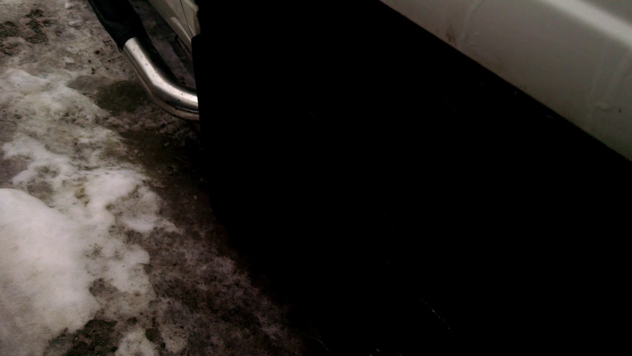 Man drives truck with 3 wheels? Tire falls off as entering the corner