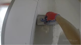 Wyrównywanie ścian pod gładź szarym gipsem. Nakładanie/szlifowanie/gruntowanie