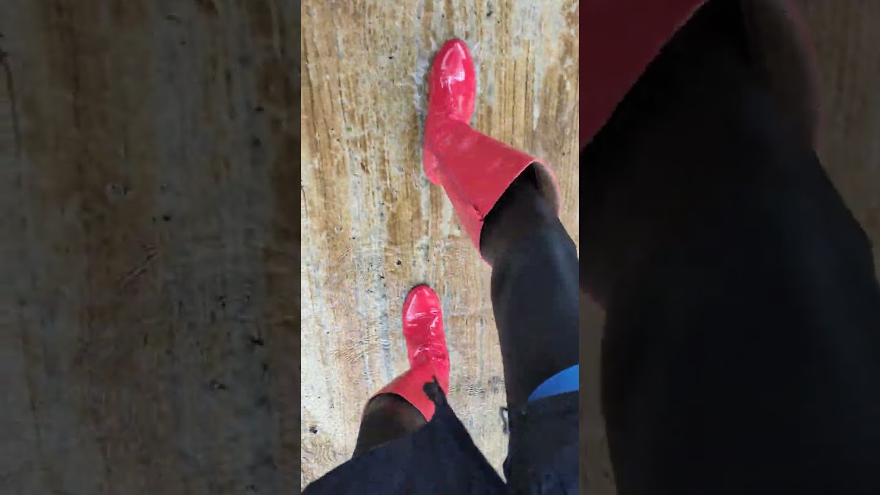 Red enamel boots wet in water26030301