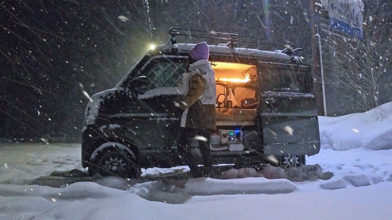 Сон в машине, заваленной снегом: как я согрелась в самодельном микрокемпере