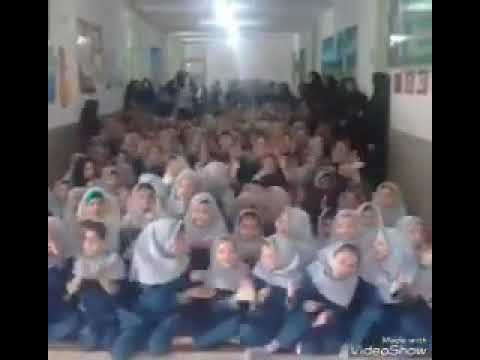 از اعتصاب معلمان دانش آموزان با شادی به جنگ اهریمن رفتند و تصاویر دیکتاتور را از کتابها پاره کردند