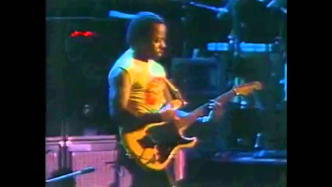 Duke Reach Out Loop Focusing on Dancers and Bass & Guitar