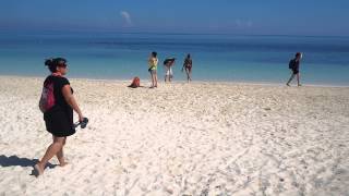 TURISTAS COMO NIÑOS en Cayo Levisa recien llegados. Alegría por la espectacular playa