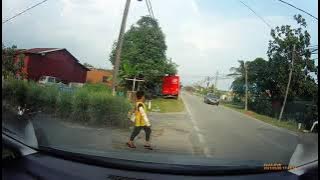 BUDAK 5 TAHUN MELINTAS MELANGGAR KERETA.(VIDEO TERAWAL YG DISHARE DLM WHATSAPP KG DELEK)