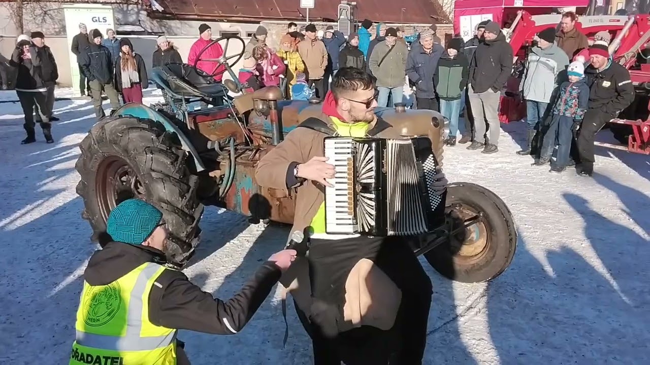 Tradiční Silvestrovská vyjížďka traktorů Měřín 31.12.2025  Harmonikář hraje do rytmu motoru Zetor 25