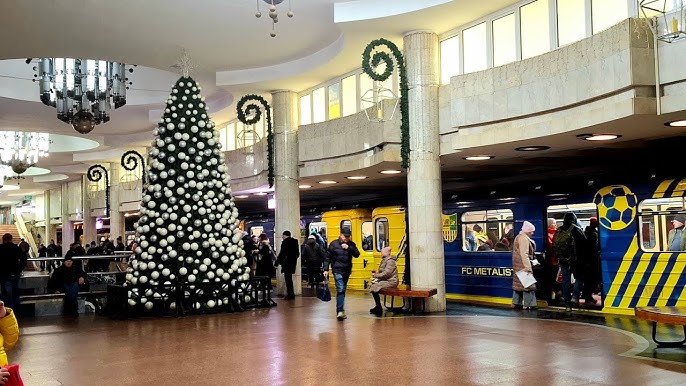 дождливой ночью у метро В метро Харькова поставили ёлку. Это только начало. 25.11.2024 - YouTube