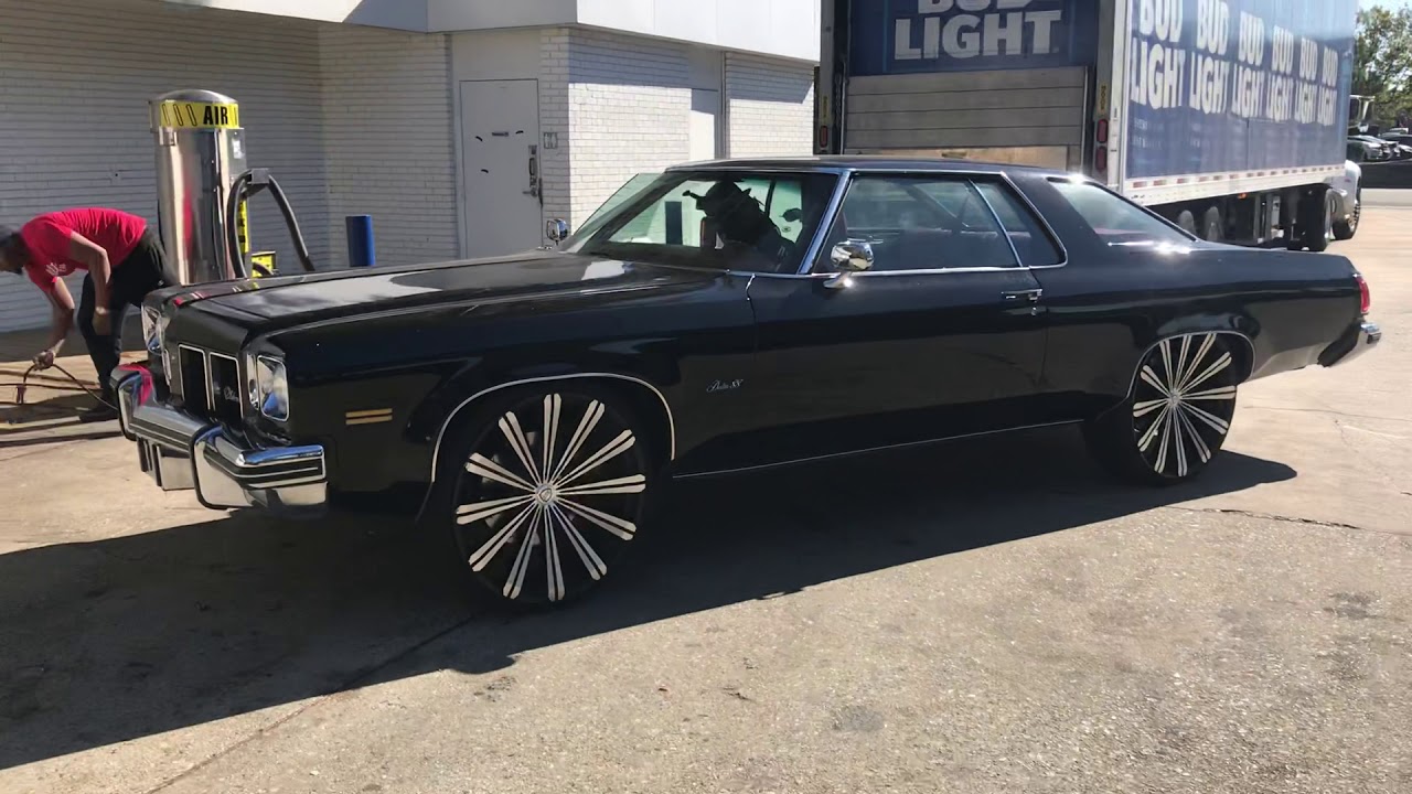 Oldsmobile Delta 88 on 24s