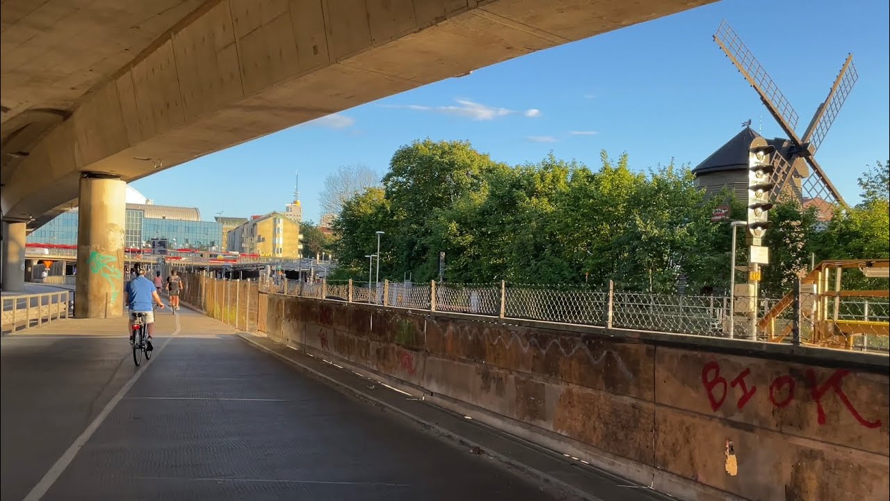 Stockholm Walks: Skanstull to Gullmarsplan. Relaxing walk next to traffic, concrete and barbed wire