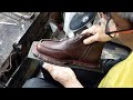 Fabrication de chaussures tyroliennes dans le plus ancien magasin de chaussures faites  la main