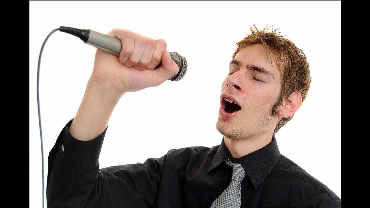 Vocal man. Говорит в микрофон. Микрофон Хесуса.