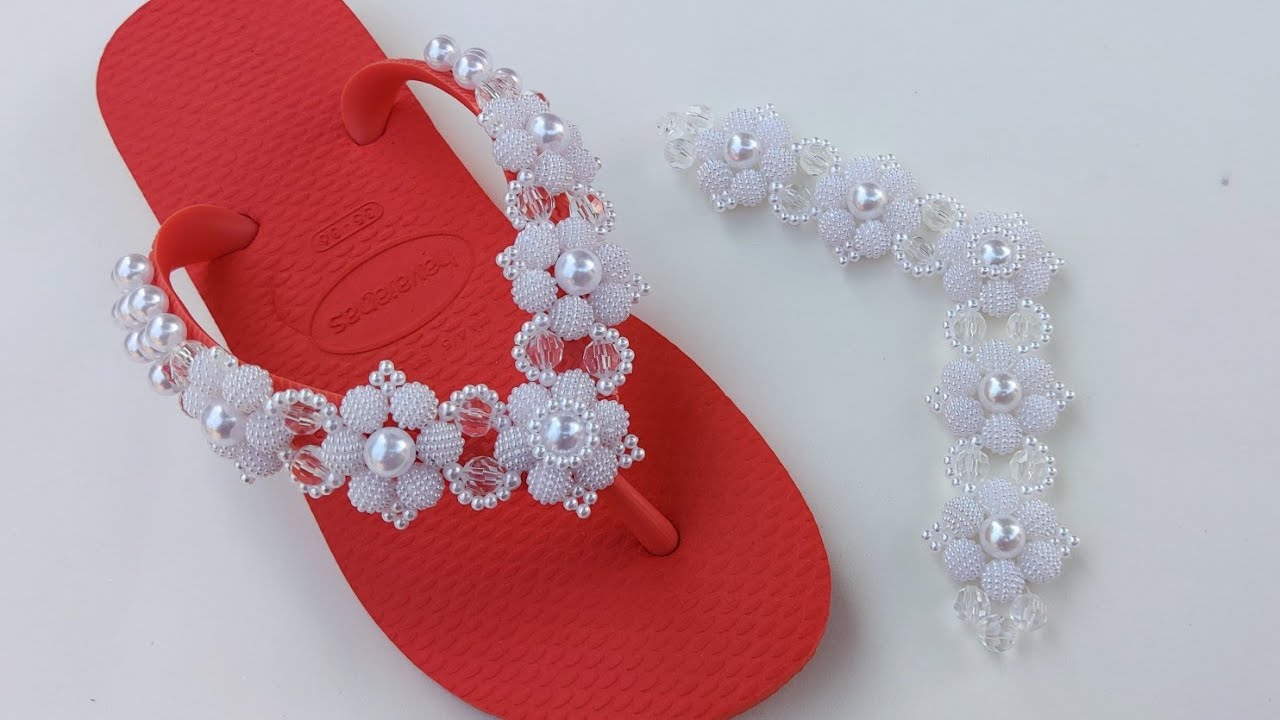 Trama Elegante com Pérolas Craqueladas - Chinelos Bordados Adalto Lopes