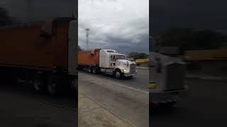 Kenworth T800 grain truck hooting as slow down.