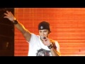 Luke Bryan showing how to shake it