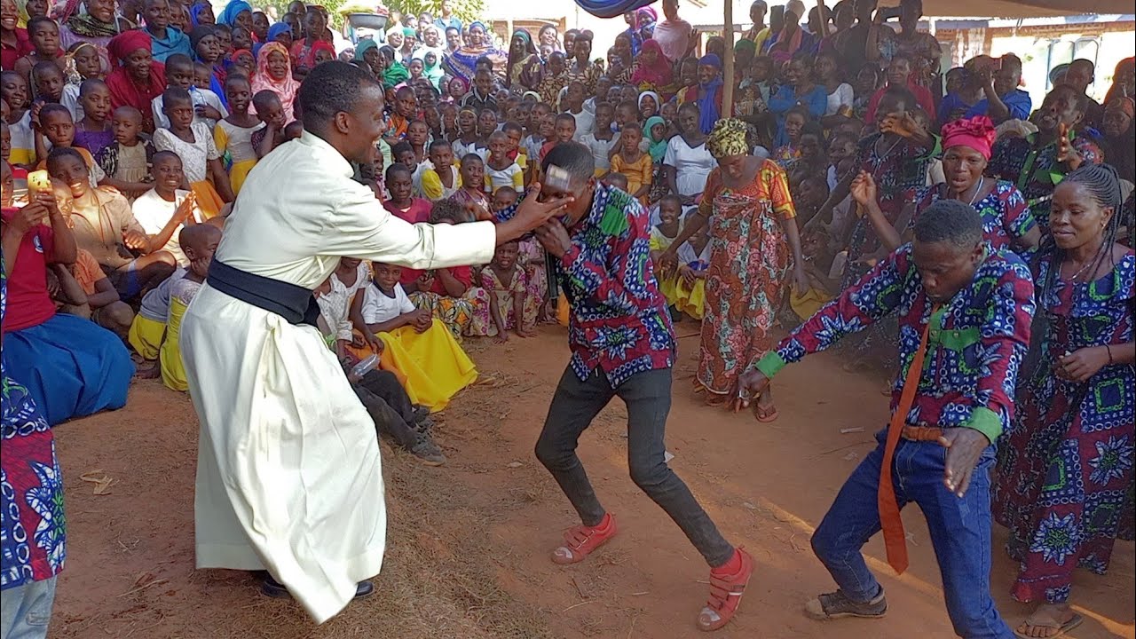 Padre MPYA ACHEZA NGOMA YA ASILI YAKE. AWAFURAHISHA WENGI.