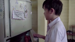 عندما جاء الطفل لكي يفتح الثلاجة وجد رسالة من أمه على باب الثلاجة  وعندما فتح الورقة كانت المفاجئة !