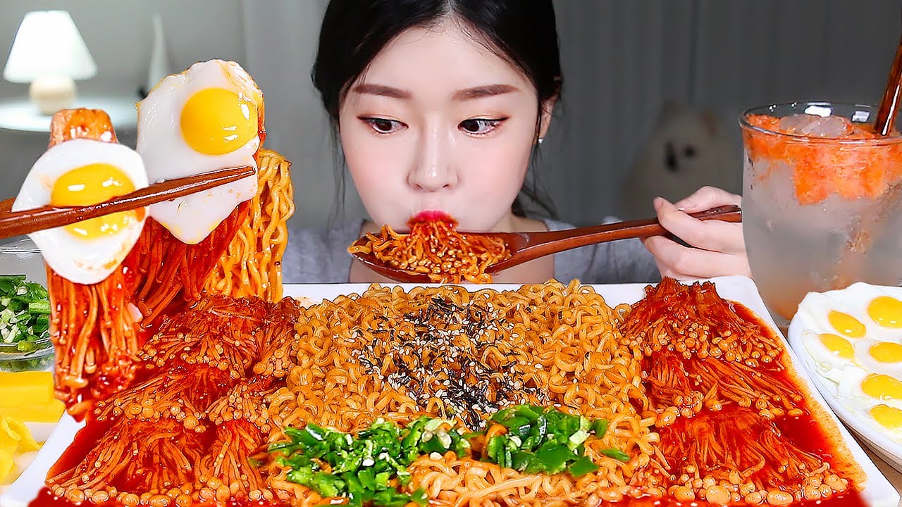 ASMR * Комбо с острой едой 🔥 Острые грибы и острая куриная лапша с огнем MUKBANG
