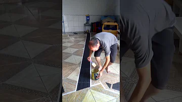 Qual cola usar para colar piso tátil?