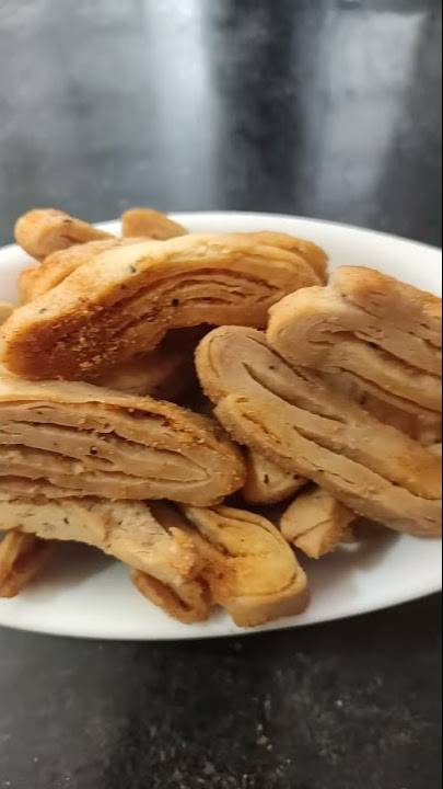 Crispy and tasty layered Nimki in easy way | Namakpara | परतदार निमकी । कुरकुरा नमकपारा #Shorts