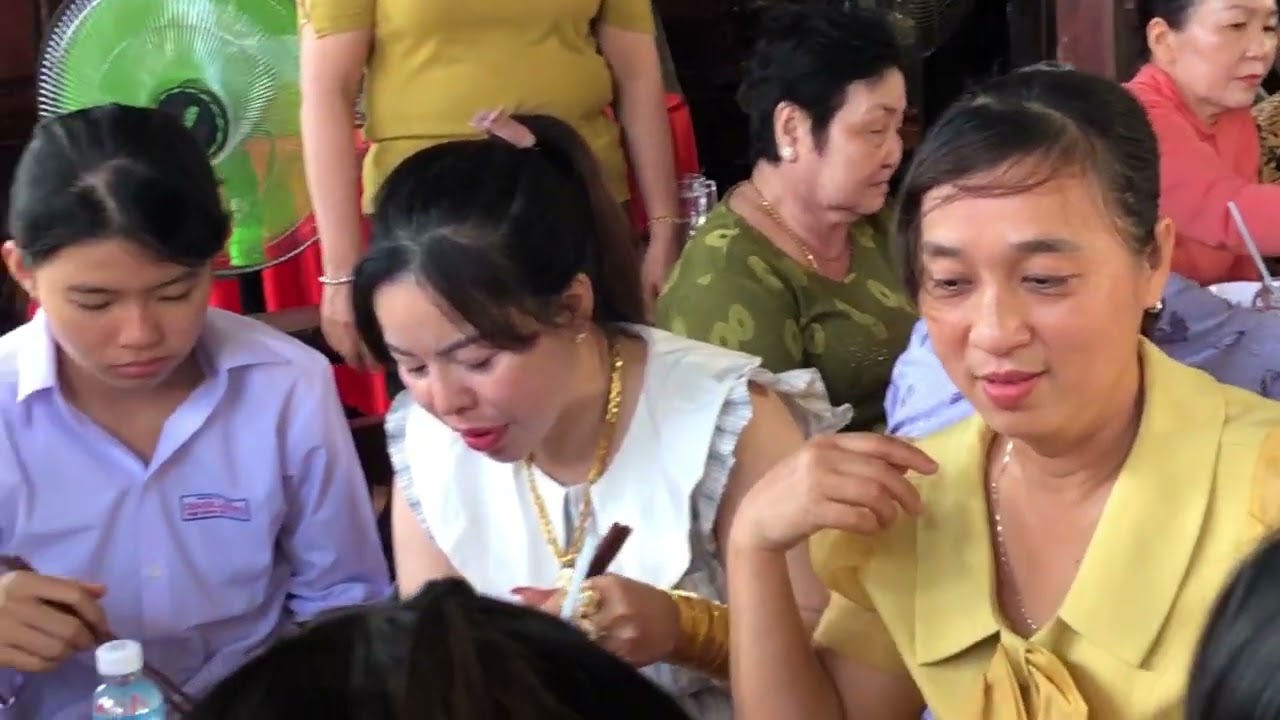 Anh  em    Chú   Bác    Đến dự   Ngày  giỗ