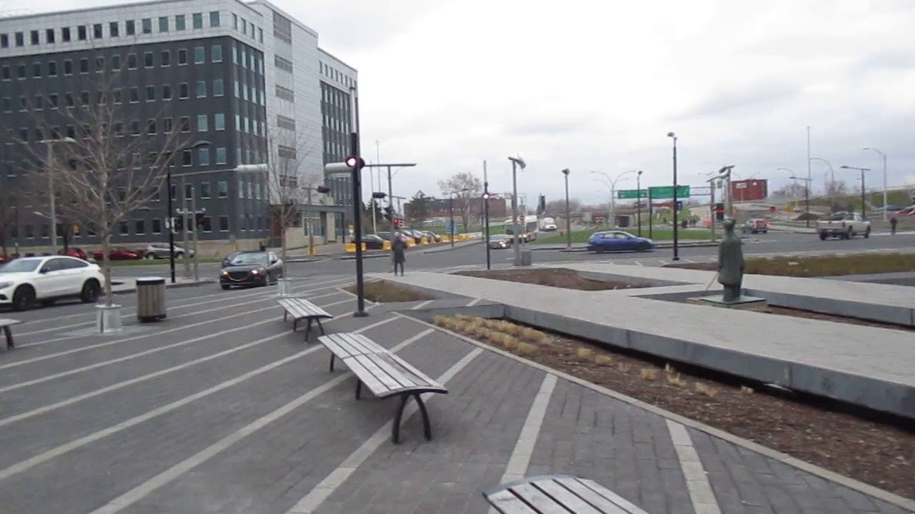 Place CharlesLe Moyne, near the Longueuil metro station, Vieux